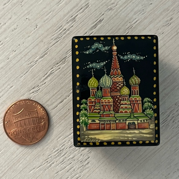 Russian St Basil’s Cathedral Hand Painted Lacquer Trinket Box - Picture 7 of 8
